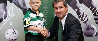 Фото дня. ФК Спортинг подписывает контракт с 5 летним мальчиком, который борется с раком